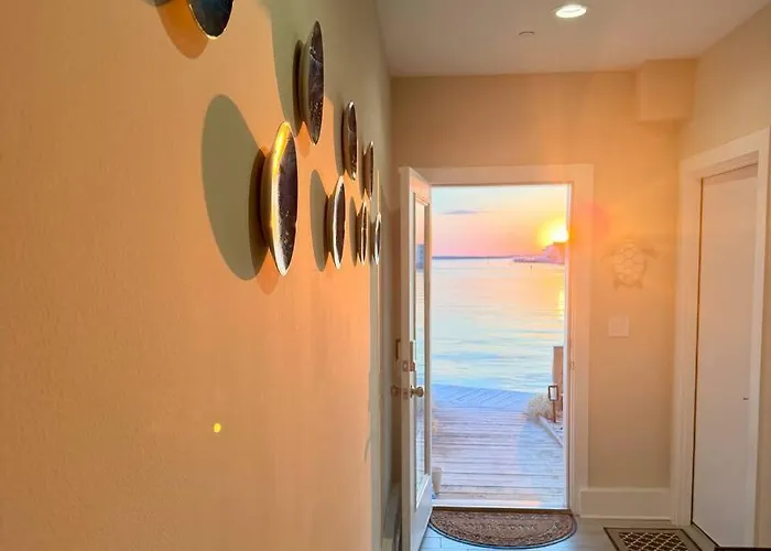 Luxury Bayfront Retreat - Exclusive Waterfront *